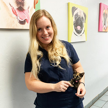 Oaks Veterinary Hospital's extern, Kim